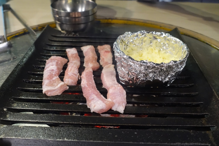 【食記】國父紀念館站/東區延吉街美食。燒桶子韓風立燒~專人烤肉超貼心