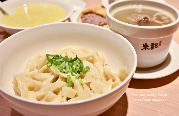 【台中大遠百】朱記餡餅粥 台中店，招牌爆漿餡餅、捲餅、小米粥、蒸餃等北方麵食，還有台中限定餐點，大遠百美食街餐廳推薦