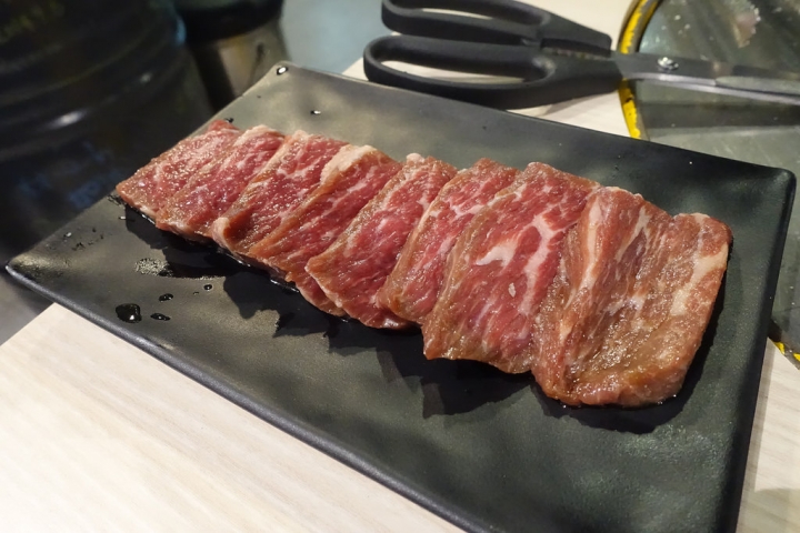 【食記】國父紀念館站/東區延吉街美食。燒桶子韓風立燒~專人烤肉超貼心