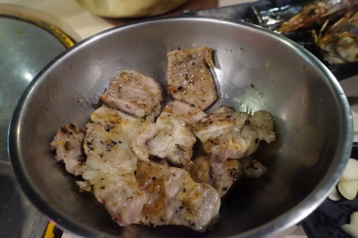 【食記】國父紀念館站/東區延吉街美食。燒桶子韓風立燒~專人烤肉超貼心