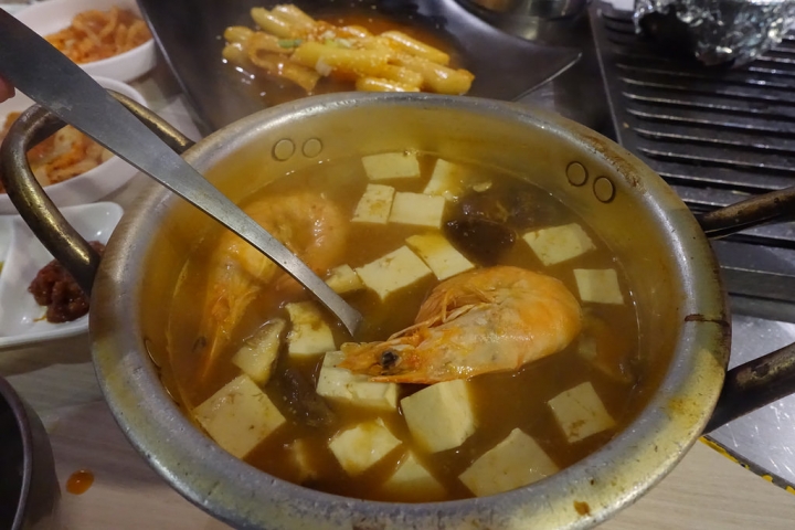 【食記】國父紀念館站/東區延吉街美食。燒桶子韓風立燒~專人烤肉超貼心