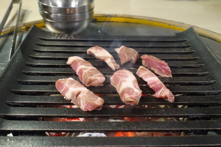【食記】國父紀念館站/東區延吉街美食。燒桶子韓風立燒~專人烤肉超貼心