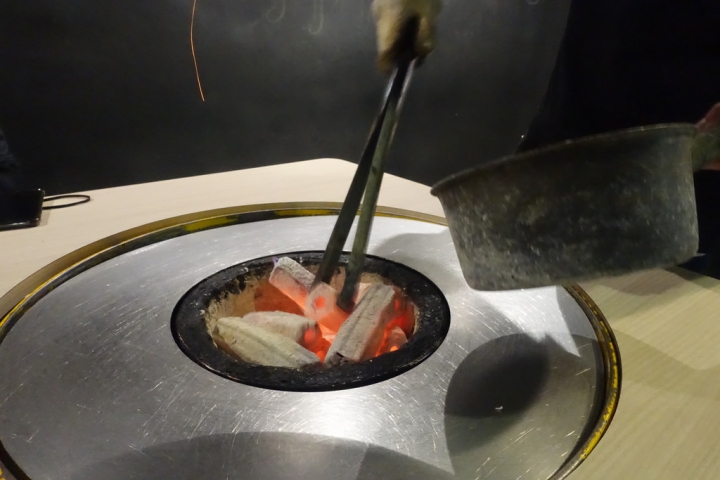 【食記】國父紀念館站/東區延吉街美食。燒桶子韓風立燒~專人烤肉超貼心
