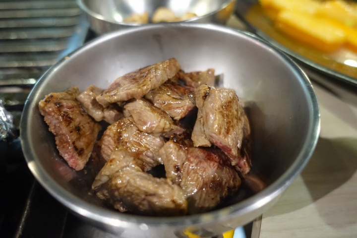 【食記】國父紀念館站/東區延吉街美食。燒桶子韓風立燒~專人烤肉超貼心