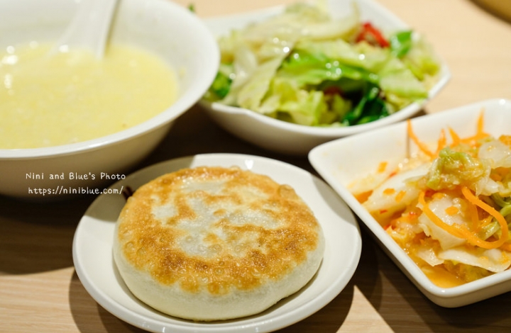 【台中大遠百】朱記餡餅粥 台中店，招牌爆漿餡餅、捲餅、小米粥、蒸餃等北方麵食，還有台中限定餐點，大遠百美食街餐廳推薦