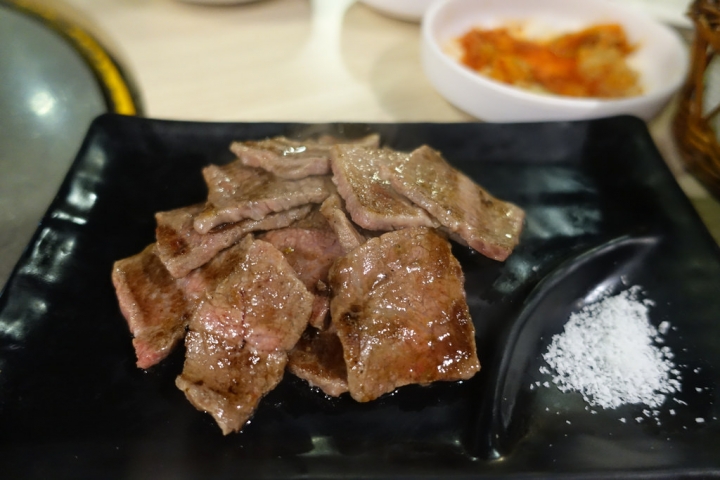 【食記】國父紀念館站/東區延吉街美食。燒桶子韓風立燒~專人烤肉超貼心