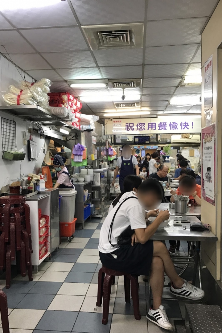 [食記] 新竹。榮記客家湯圓。樸實的美味--白切肉飯、骨仔肉飯、餛飩湯(近大遠百)