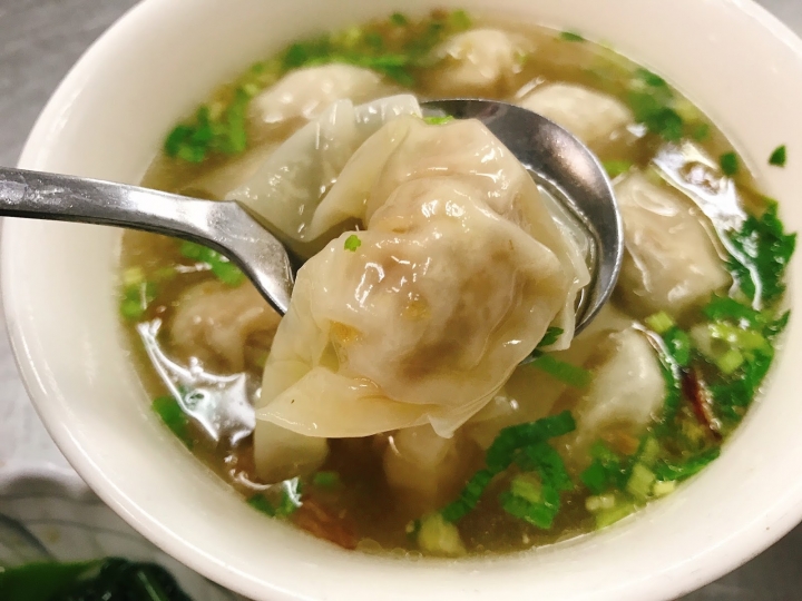 [食記] 新竹。榮記客家湯圓。樸實的美味--白切肉飯、骨仔肉飯、餛飩湯(近大遠百)