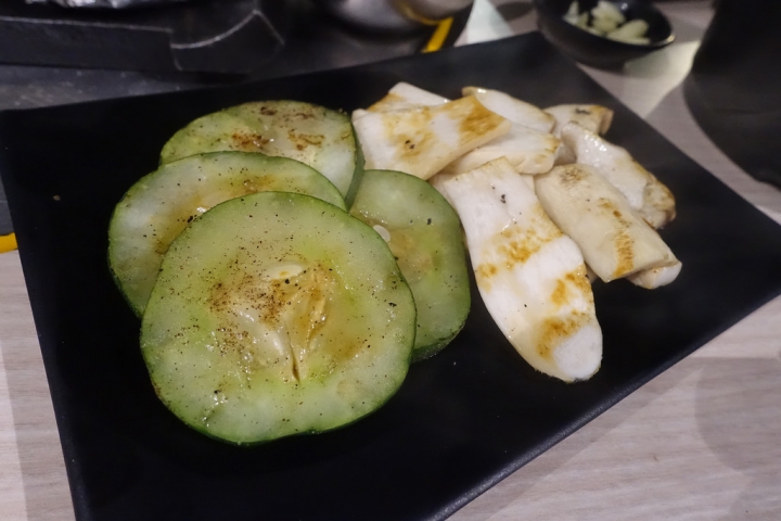【食記】國父紀念館站/東區延吉街美食。燒桶子韓風立燒~專人烤肉超貼心