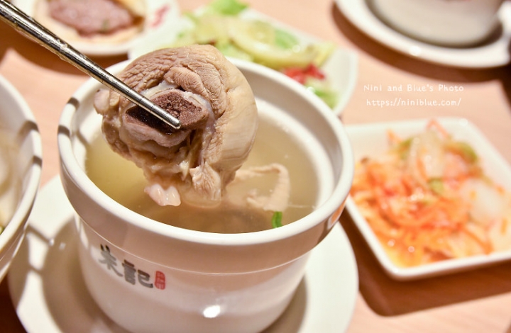 【台中大遠百】朱記餡餅粥 台中店，招牌爆漿餡餅、捲餅、小米粥、蒸餃等北方麵食，還有台中限定餐點，大遠百美食街餐廳推薦
