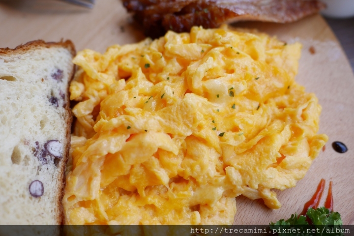 【食記】高雄Good Partner好夥伴咖啡(雙慈店)-必拍玫瑰花牆，吃完早午餐網紅換你當！南高雄最美寵物友善餐廳