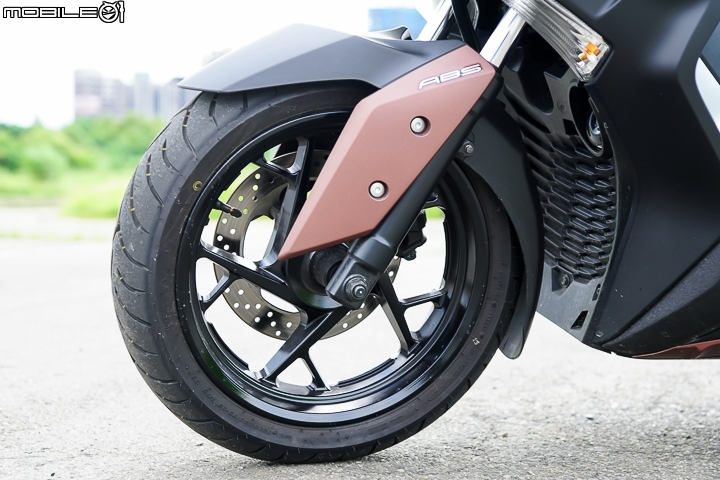 正面對決！YAMAHA XMAX vs SYM CRUiSYM 2017 上半年同價位黃牌羊大PK