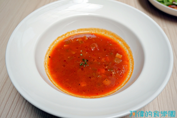 台北英倫風新餐廳Bagel Bagel Cafe Bar，門面是西服店，很像「金牌特務」，菜色蠻不錯的！