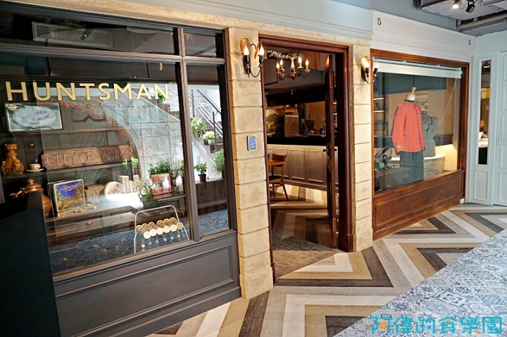 台北英倫風新餐廳Bagel Bagel Cafe Bar，門面是西服店，很像「金牌特務」，菜色蠻不錯的！