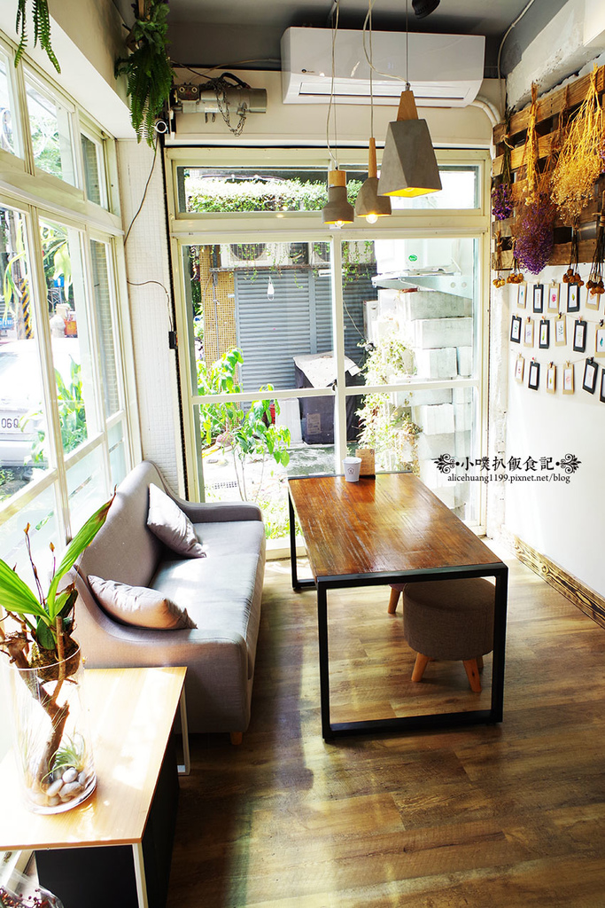 【台北士林早午餐】『伍伍零-咖啡與餐』巷弄內夢幻玻璃屋/近捷運芝山站/乾燥花/拍照.IG打卡/免服務費/WiFi
