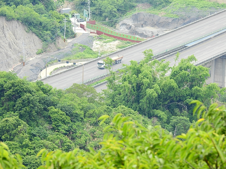 Nikon P900在中寮山上像是空拍機拍高速公路