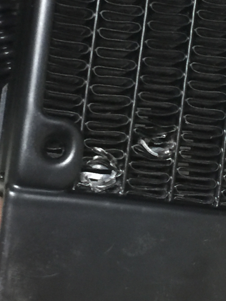 水冷水排不小心傷了