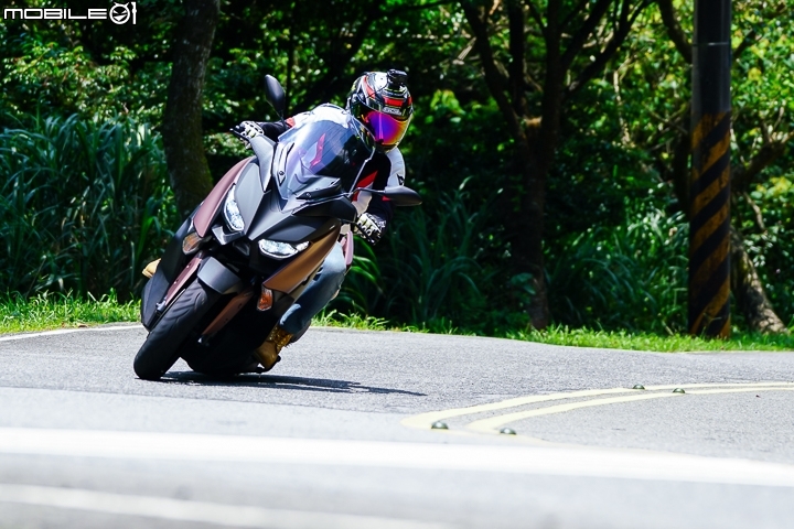 配備滿檔黃牌首選 YAMAHA XMAX 300 市區試駕、油耗測試與保養分析