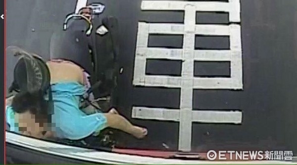 騎士親公車屁股
