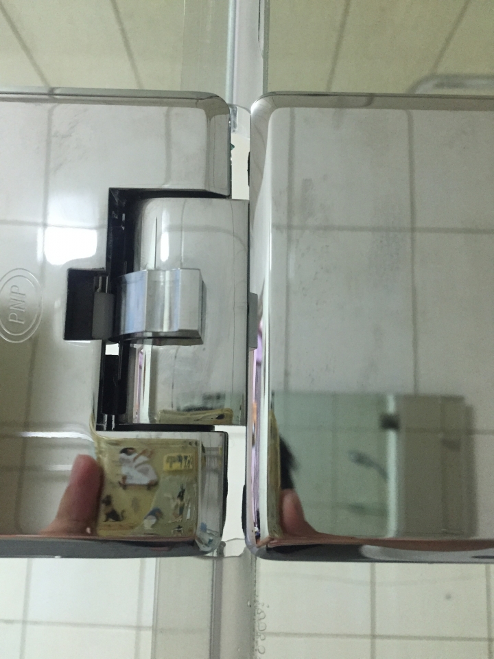 無框乾濕分離 拉門卡損 這樣安裝漏水算正常嗎?