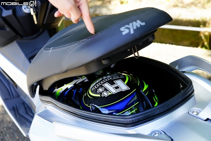 正面對決！YAMAHA XMAX vs SYM CRUiSYM 2017 上半年同價位黃牌羊大PK