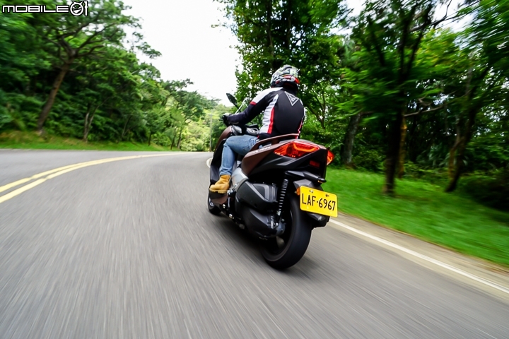 配備滿檔黃牌首選 YAMAHA XMAX 300 市區試駕、油耗測試與保養分析