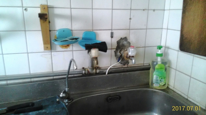 請益:賣屋前翻修廁所及廚房及全室電線重拉與否???