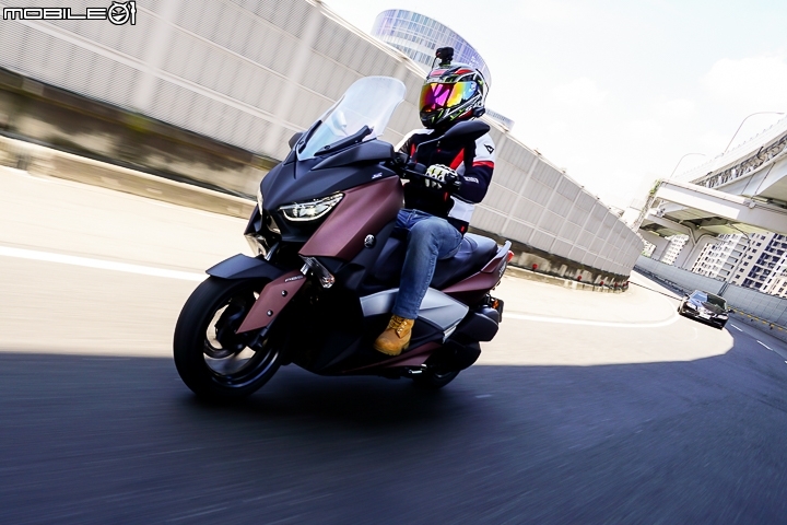 配備滿檔黃牌首選 YAMAHA XMAX 300 市區試駕、油耗測試與保養分析