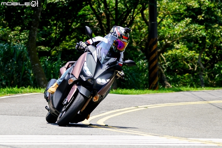 配備滿檔黃牌首選 YAMAHA XMAX 300 市區試駕、油耗測試與保養分析