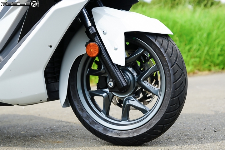 正面對決！YAMAHA XMAX vs SYM CRUiSYM 2017 上半年同價位黃牌羊大PK