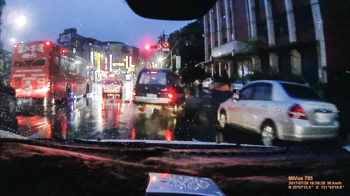 各位開車是否習慣變換車道不打方向燈？ 此段影片該車輛完全不打燈，到底是什麼心態？