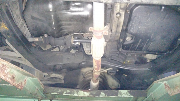 請問美規CAMRY車底漏油?(有圖)