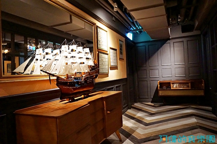 台北英倫風新餐廳Bagel Bagel Cafe Bar，門面是西服店，很像「金牌特務」，菜色蠻不錯的！