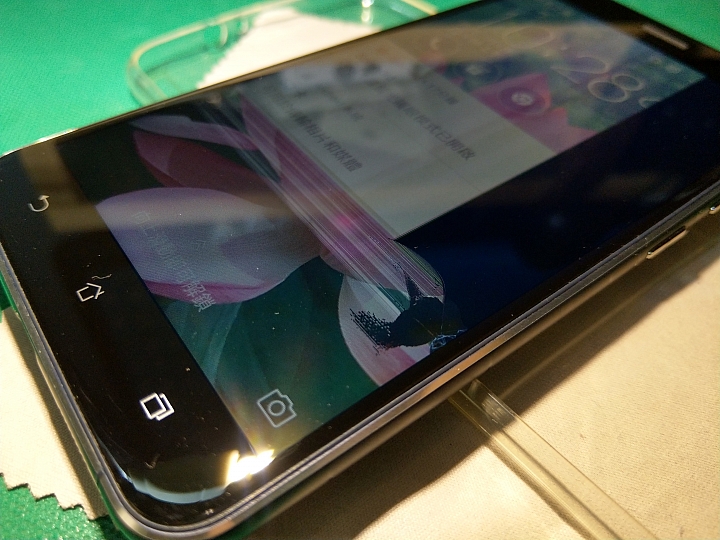 請問有人曾遇過 zenfone 3 螢幕液晶內部條狀外加裂痕情況?