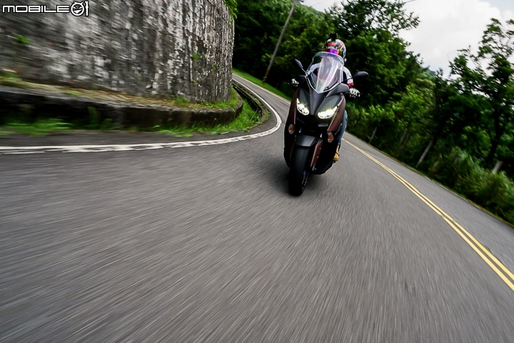 配備滿檔黃牌首選 YAMAHA XMAX 300 市區試駕、油耗測試與保養分析
