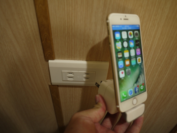 嘿，為你的iPhone在老車上裝個充電Dock吧！