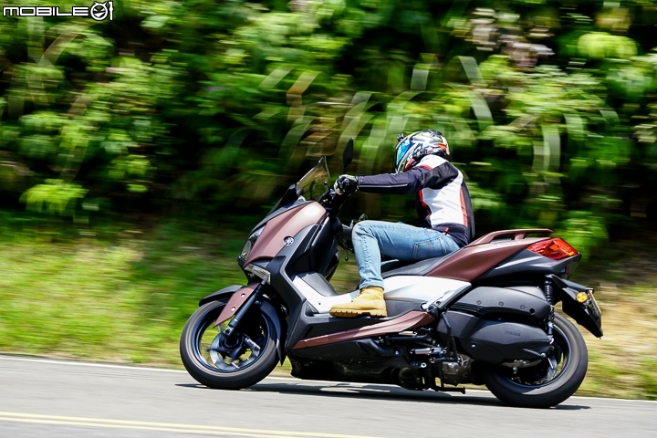 配備滿檔黃牌首選 YAMAHA XMAX 300 市區試駕、油耗測試與保養分析