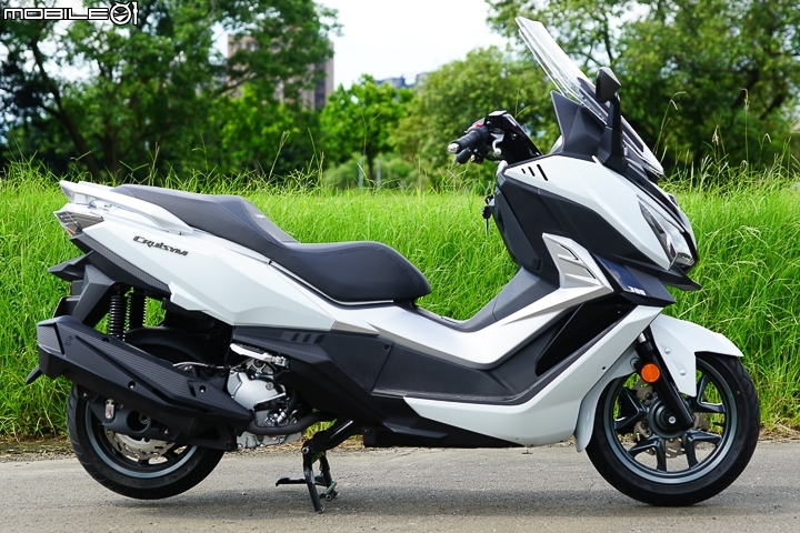 正面對決！YAMAHA XMAX vs SYM CRUiSYM 2017 上半年同價位黃牌羊大PK