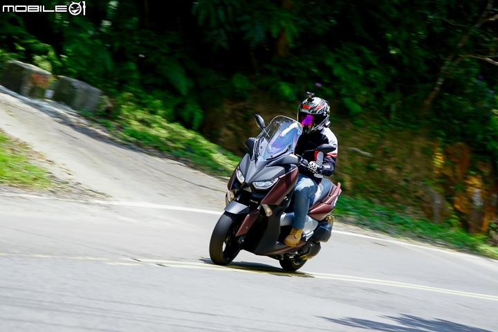配備滿檔黃牌首選 YAMAHA XMAX 300 市區試駕、油耗測試與保養分析