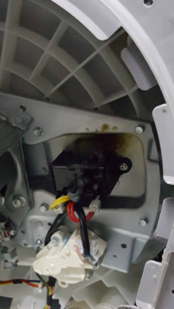 LG洗衣機電容壞掉冒黑煙，維修要收費合理嗎？