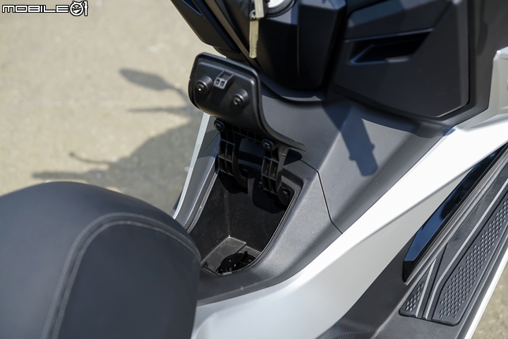 正面對決！YAMAHA XMAX vs SYM CRUiSYM 2017 上半年同價位黃牌羊大PK