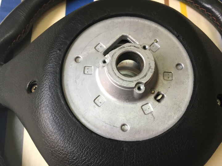 請問1995年BMW E36 318is可以換M3大盾方向盤嗎？？
