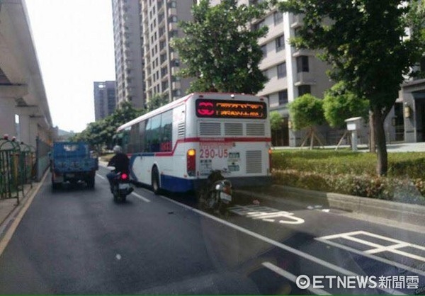 騎士親公車屁股