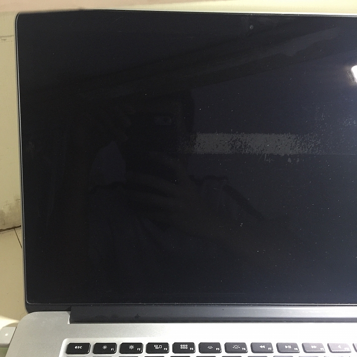 {請益}MacBook Pro 2013 螢幕上不明痕跡？