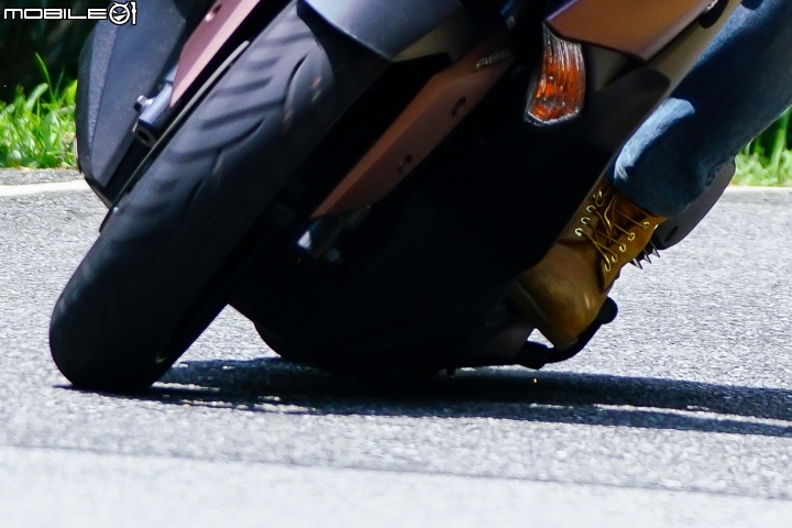 配備滿檔黃牌首選 YAMAHA XMAX 300 市區試駕、油耗測試與保養分析