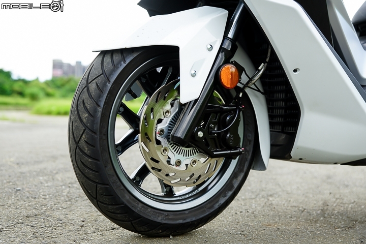 正面對決！YAMAHA XMAX vs SYM CRUiSYM 2017 上半年同價位黃牌羊大PK