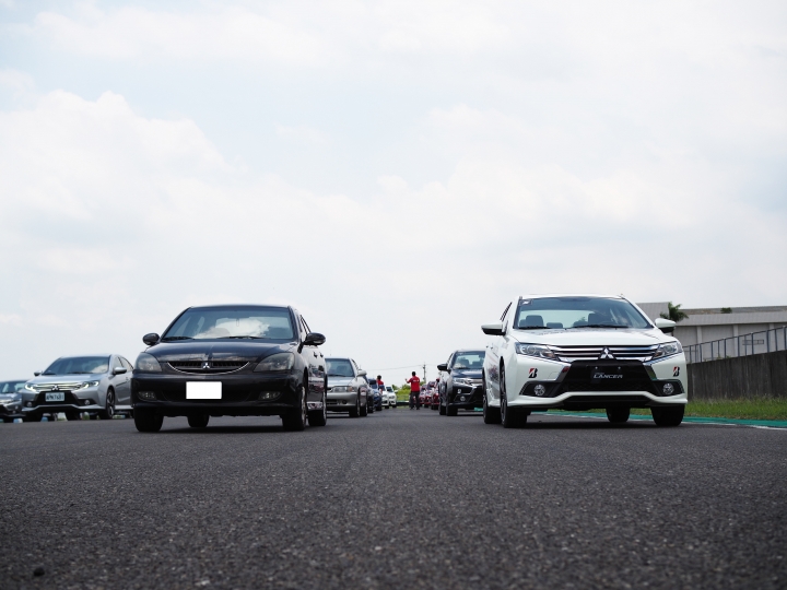 ［分享］左左右右搖擺一整天之開車開到爛屁股之三菱 Lancer 大鵬灣好會跑