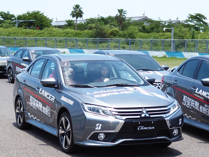 ［分享］左左右右搖擺一整天之開車開到爛屁股之三菱 Lancer 大鵬灣好會跑