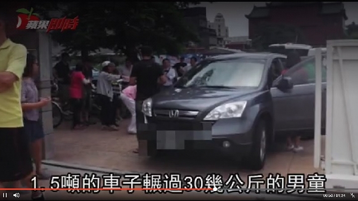 無辜男童坐校門口等媽遭婦人開車輾過膝蓋