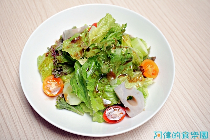 台北英倫風新餐廳Bagel Bagel Cafe Bar，門面是西服店，很像「金牌特務」，菜色蠻不錯的！